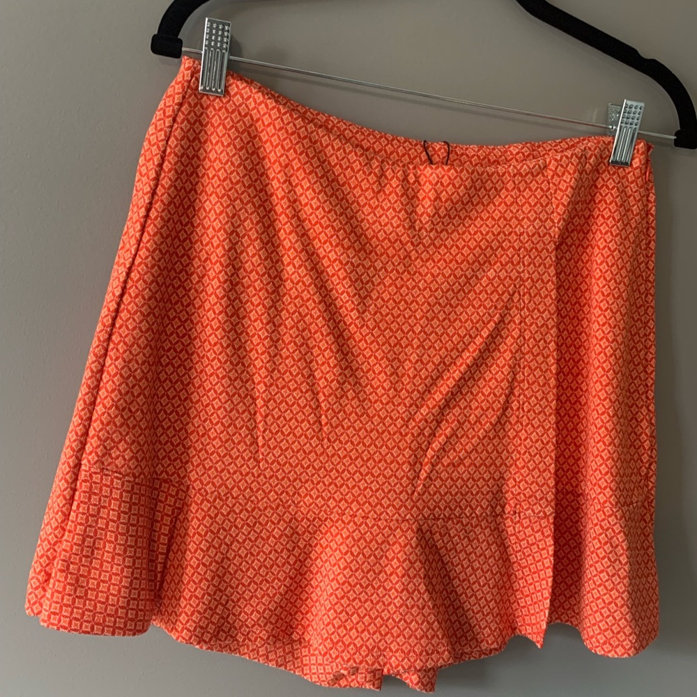 ☀️SALE☀️Cabi Matchmaker Skort in Tiger Lily. Skirt over integrated shorts.
